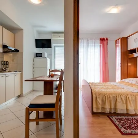 Tafra 3 Apartment *